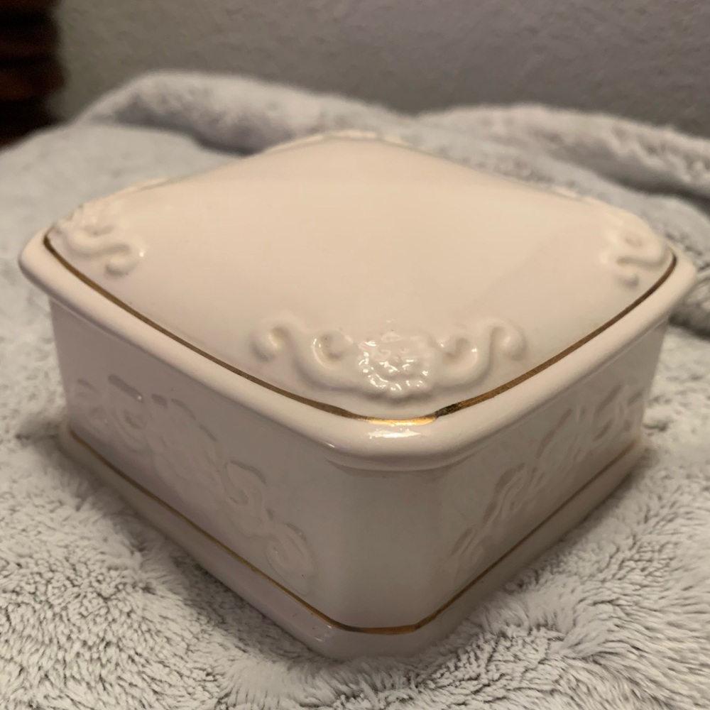 Vintage Small Ceramic Jewelry Trinket Box